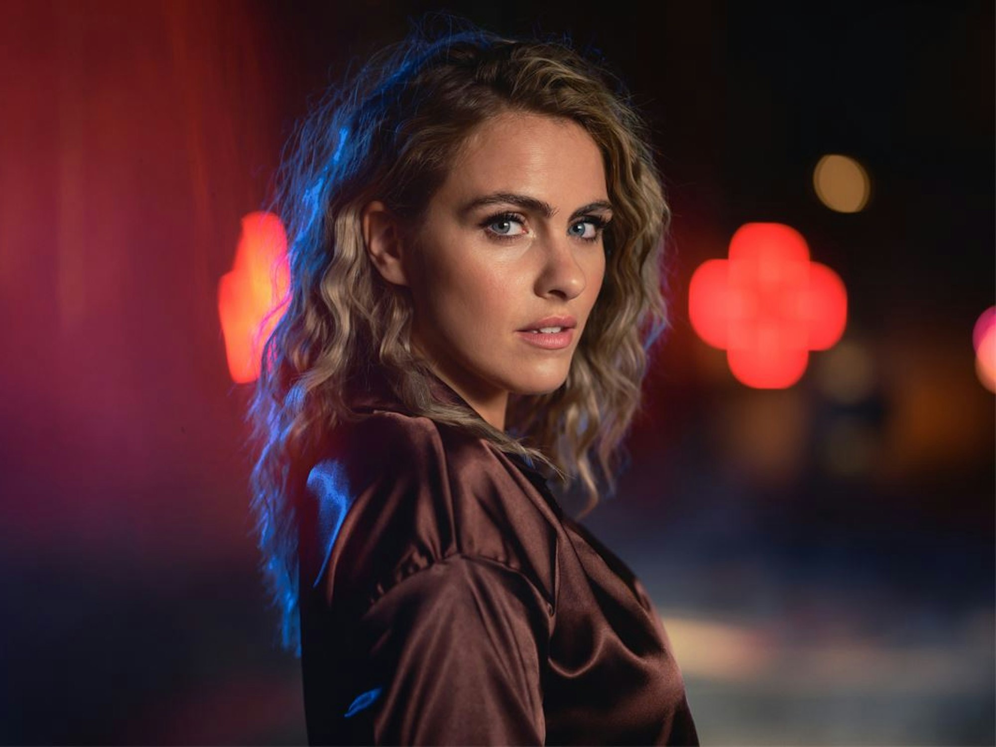 Sarah Mangione schaut bei einem Fotoshooting in die Kamera.