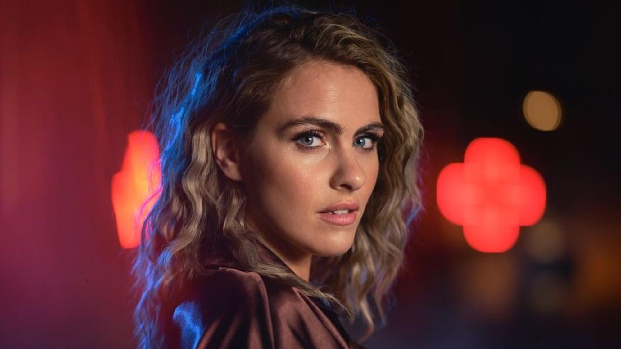 Sarah Mangione schaut bei einem Fotoshooting in die Kamera. Foto von TV Now, honorarfrei