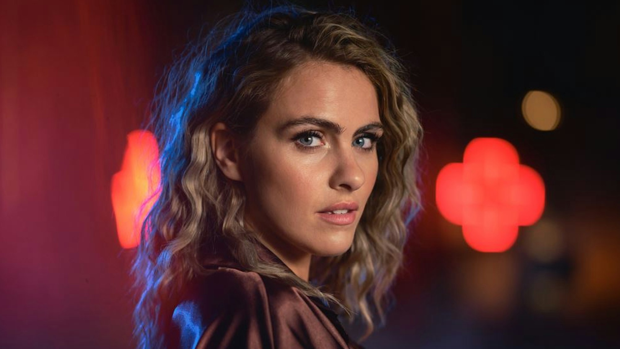 Sarah Mangione schaut bei einem Fotoshooting in die Kamera. Foto von TV Now, honorarfrei