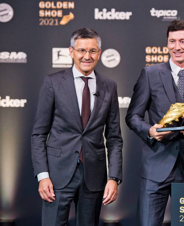 Jörg Jakob überreicht Robert Lewandwoski den Goldenen Schuh. Herbert Hainer steht daneben