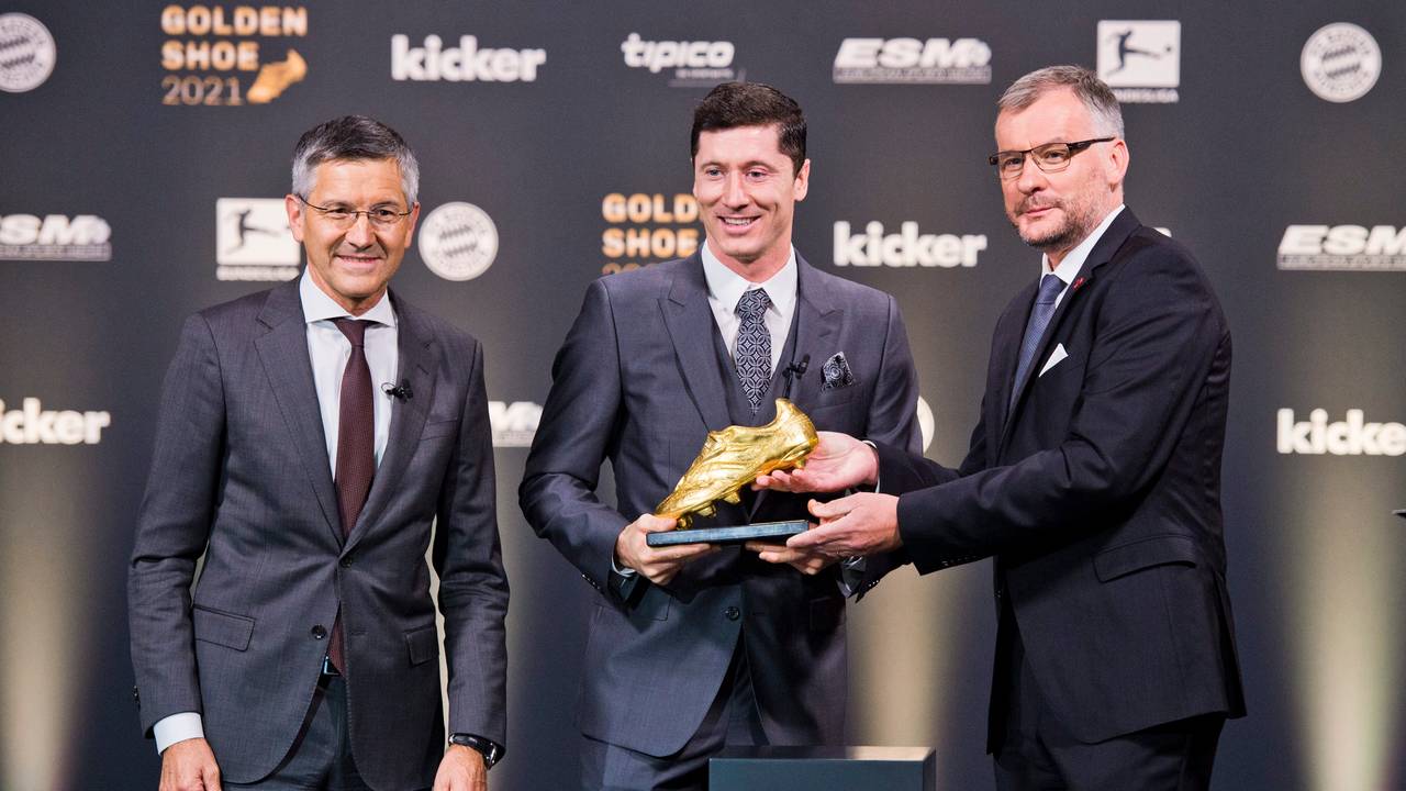 Jörg Jakob überreicht Robert Lewandwoski den Goldenen Schuh. Herbert Hainer steht daneben