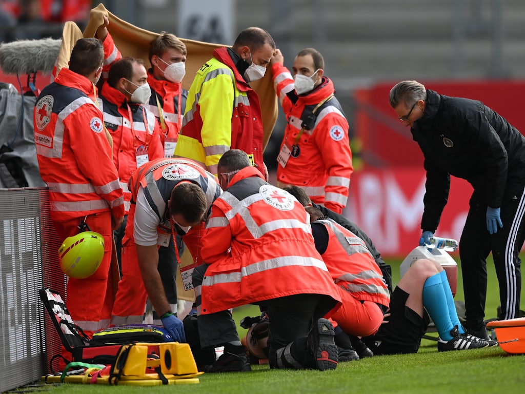 Mediziner versorgen Linienrichterin Helen Byrne beim Länderspie der Frauen zwischen Deutschland und Serbien.