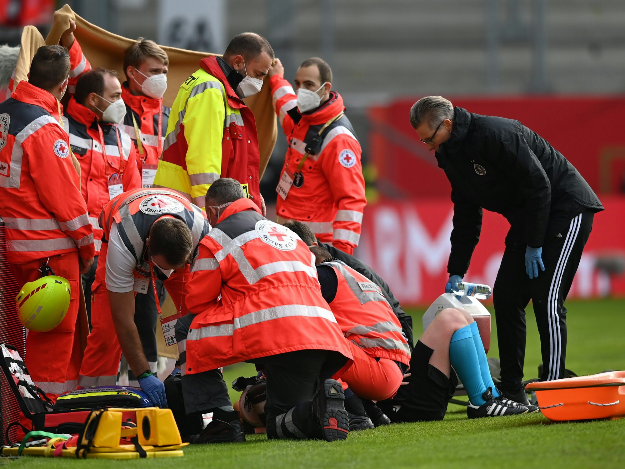 Mediziner versorgen Linienrichterin Helen Byrne beim Länderspie der Frauen zwischen Deutschland und Serbien.