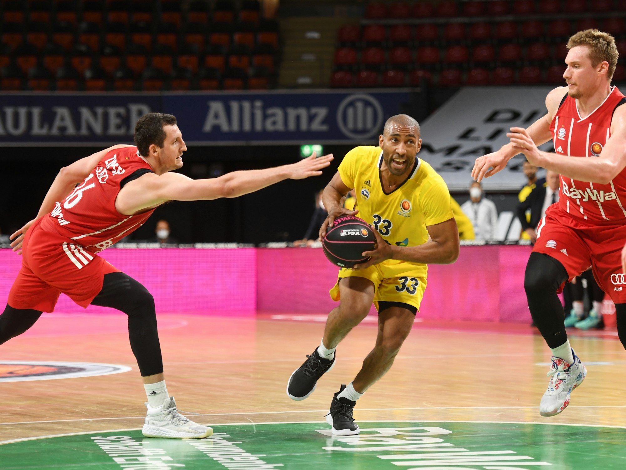 Basketball: BBL-Pokal, FC Bayern München - Alba Berlin, Final Four, Finale im Audi Dome. Paul Zipser (l-r) von Bayern München, Jayson Granger von Berlin und Leon Radosevic von Bayern München. +++ dpa-Bildfunk +++