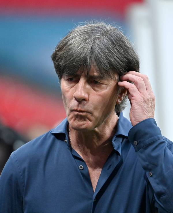 Joachim Löw nachdenklich an der Seitenlinie