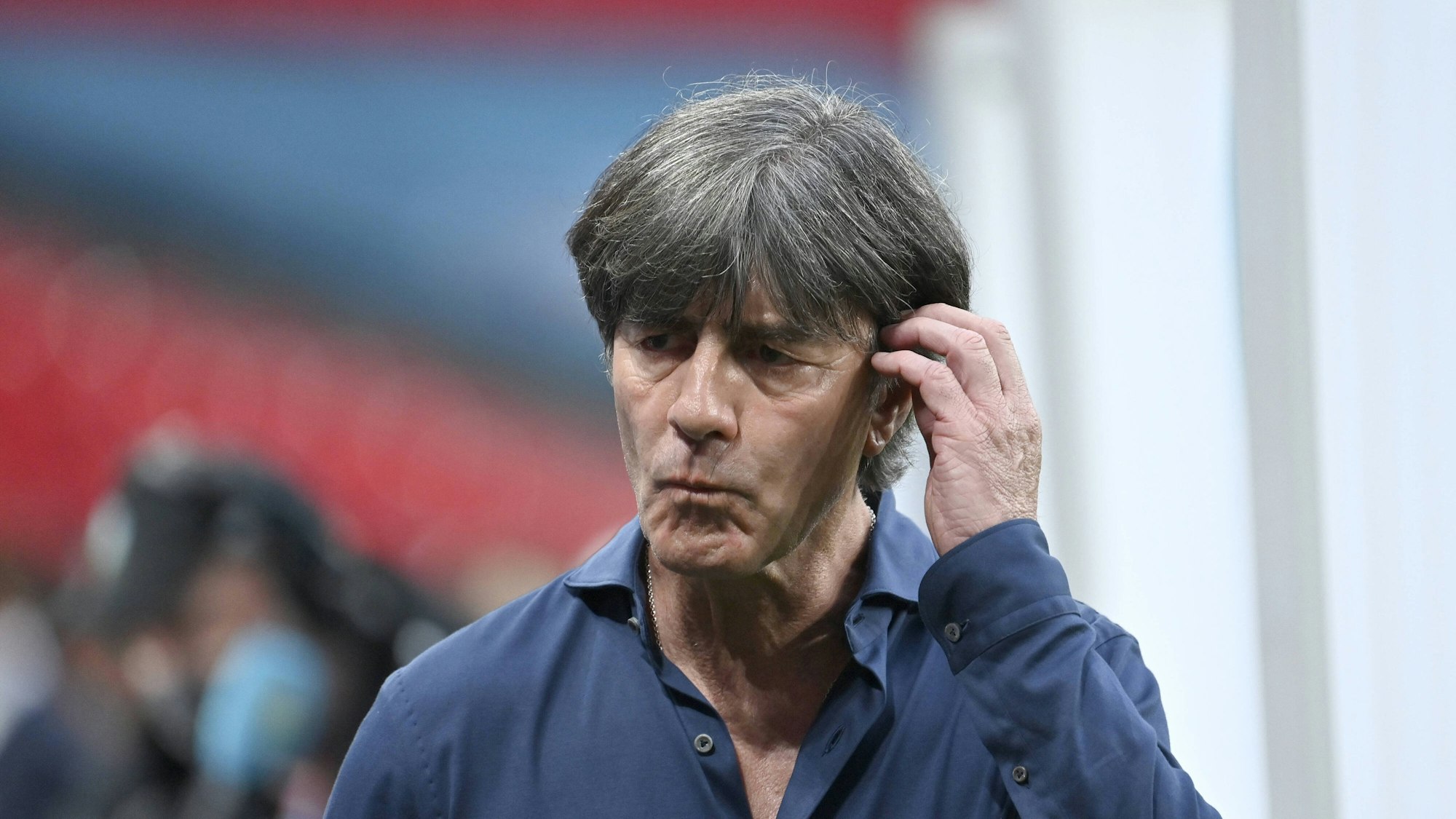 Joachim Löw nachdenklich an der Seitenlinie
