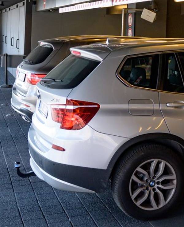 Parken mit einem SUV wird in Tübingen teurer. Unser Symbolfoto (17. April 2019) zeigt einen SUV im Parkhaus der Elbphilharmonie in Hamburg.