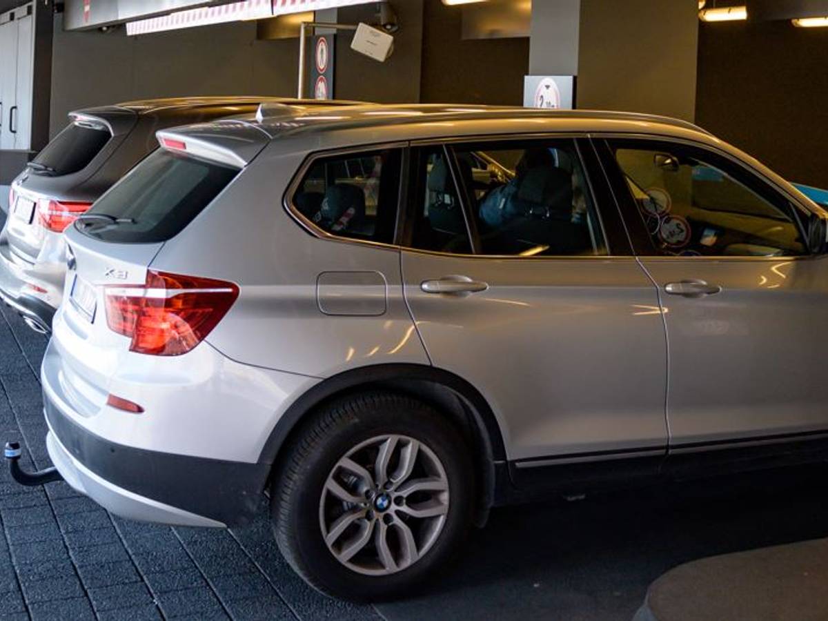 Parken mit einem SUV wird in Tübingen teurer. Unser Symbolfoto (17. April 2019) zeigt einen SUV im Parkhaus der Elbphilharmonie in Hamburg.