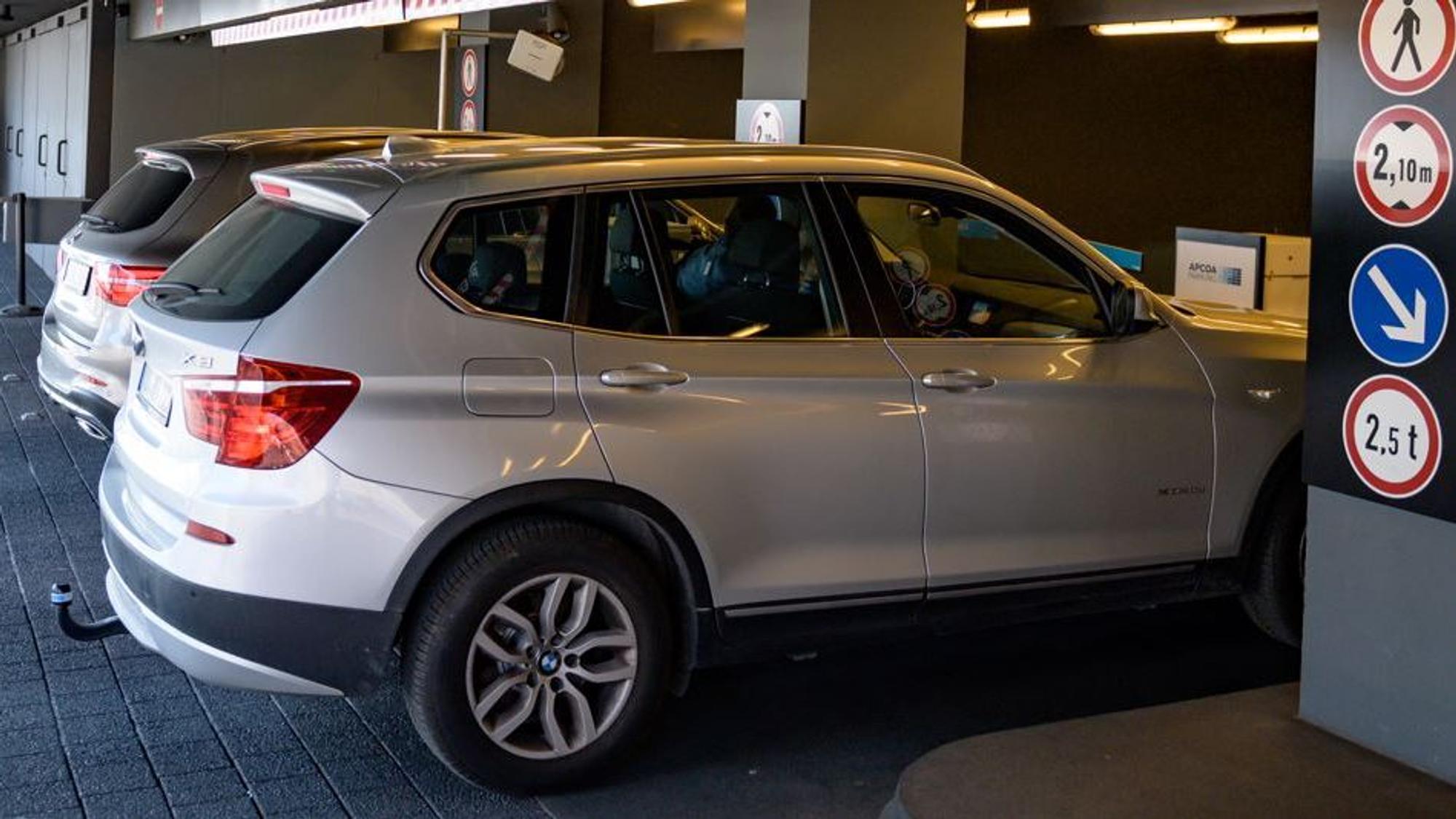 Parken mit einem SUV wird in Tübingen teurer. Unser Symbolfoto (17. April 2019) zeigt einen SUV im Parkhaus der Elbphilharmonie in Hamburg.