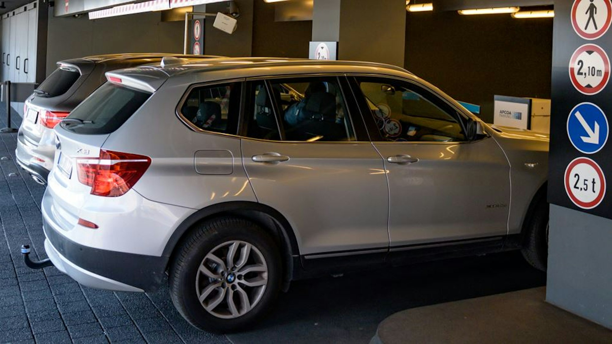 Parken mit einem SUV wird in Tübingen teurer. Unser Symbolfoto (17. April 2019) zeigt einen SUV im Parkhaus der Elbphilharmonie in Hamburg.