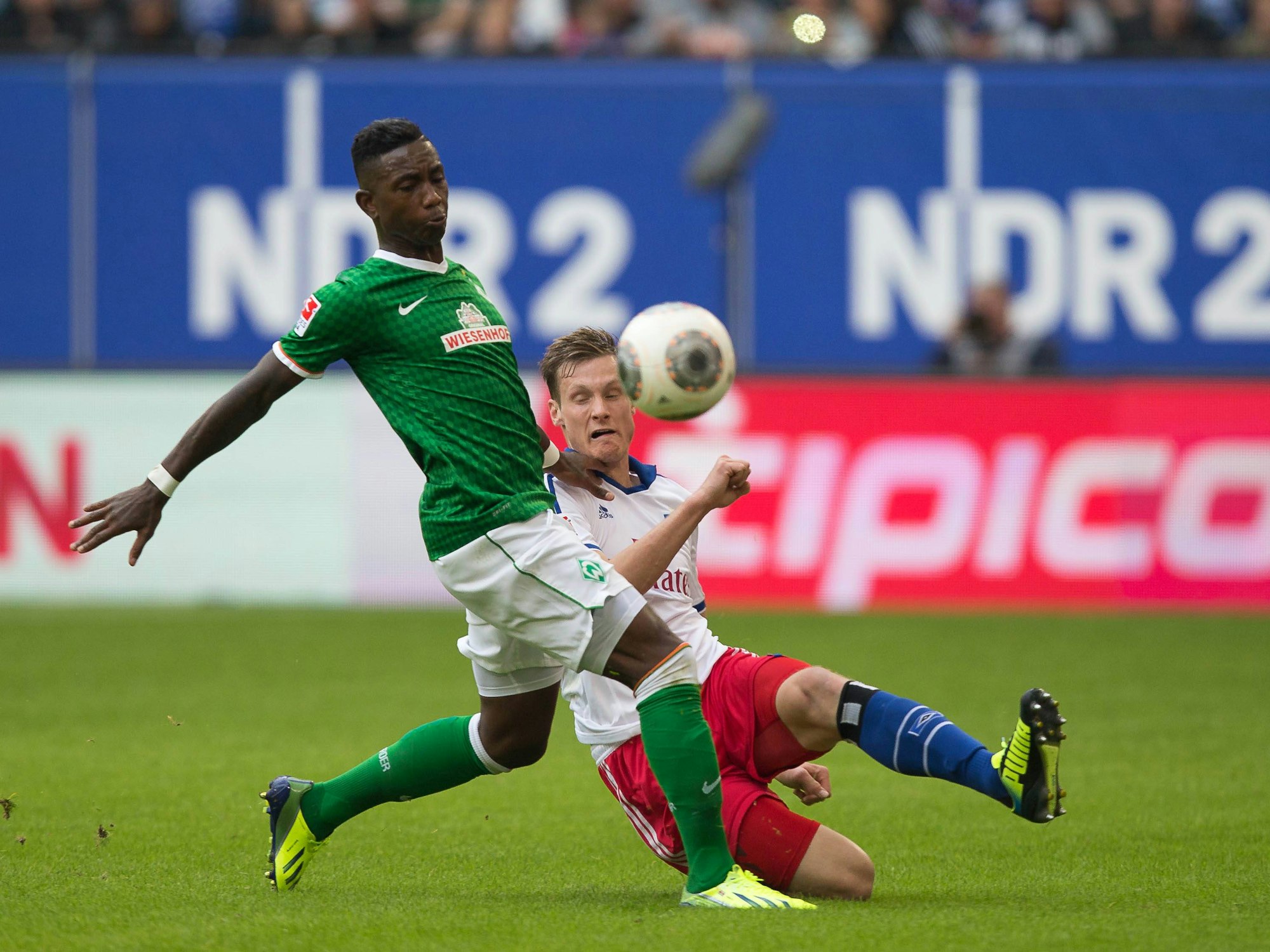 Eljero Elia und Marcell Jansen kämpfen um den Ball