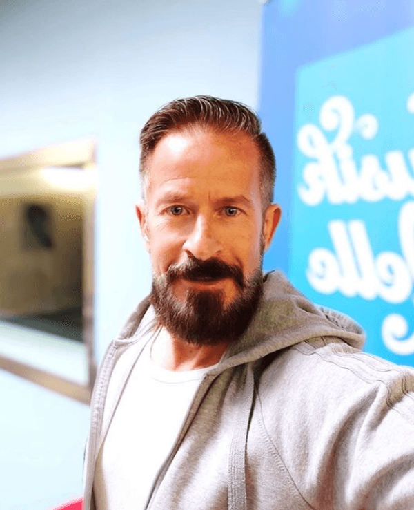 Schlagersänger Leonard Schenker lächelt auf einem Instagram-Selfie vom 11. April 2021 in die Kamera.