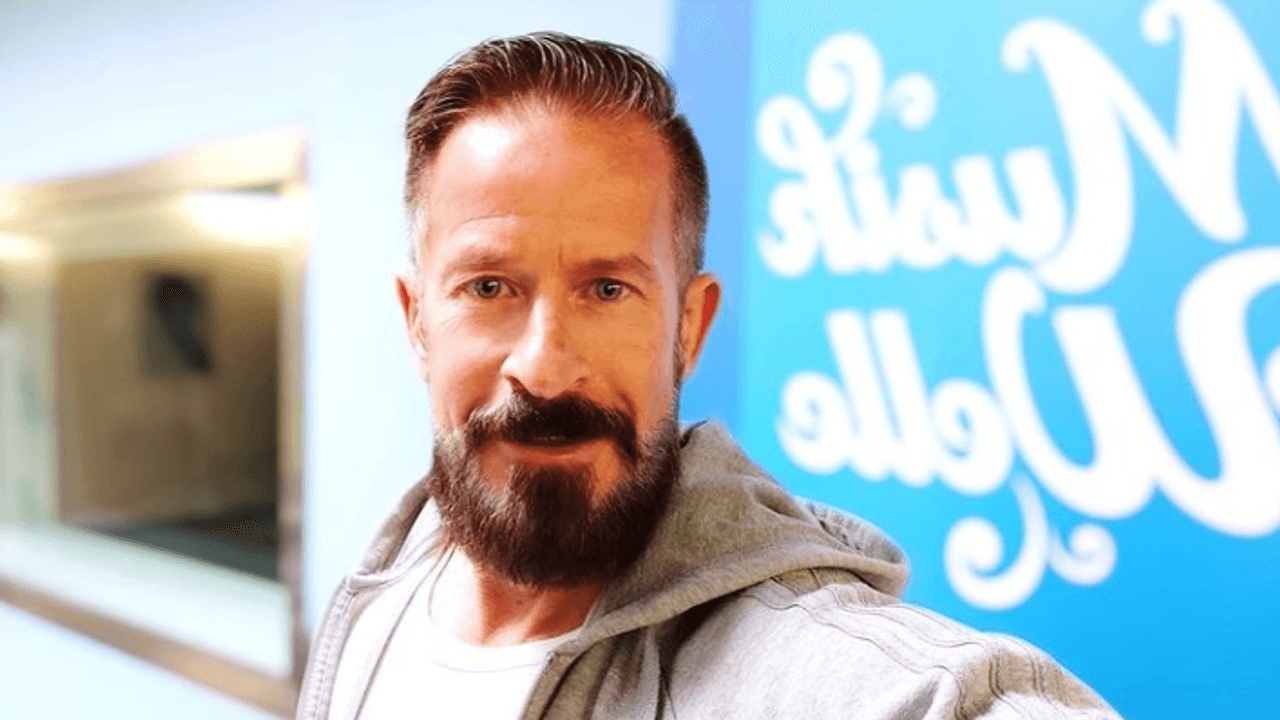 Schlagersänger Leonard Schenker lächelt auf einem Instagram-Selfie vom 11. April 2021 in die Kamera.