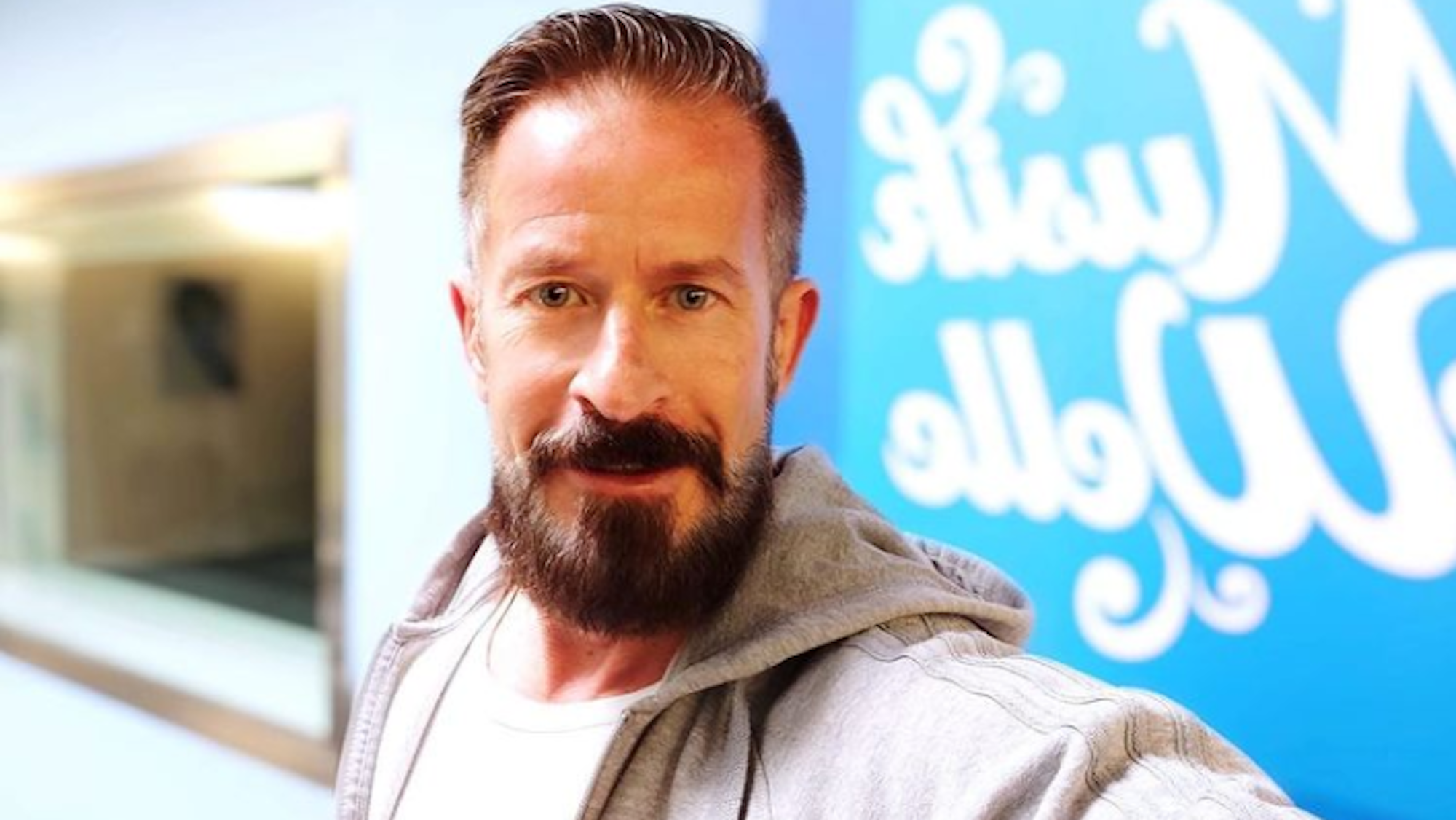 Schlagersänger Leonard Schenker lächelt auf einem Instagram-Selfie vom 11. April 2021 in die Kamera.