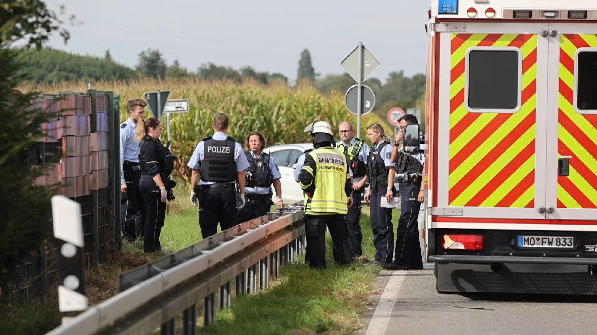Einsatz- und Rettungskräfte stehen am Dienstag (21. September) an einer Straße in Moers. Nach einer Auseinandersetzung gibt es mehrere Verletzte, eine Mordkommission ermittelt.