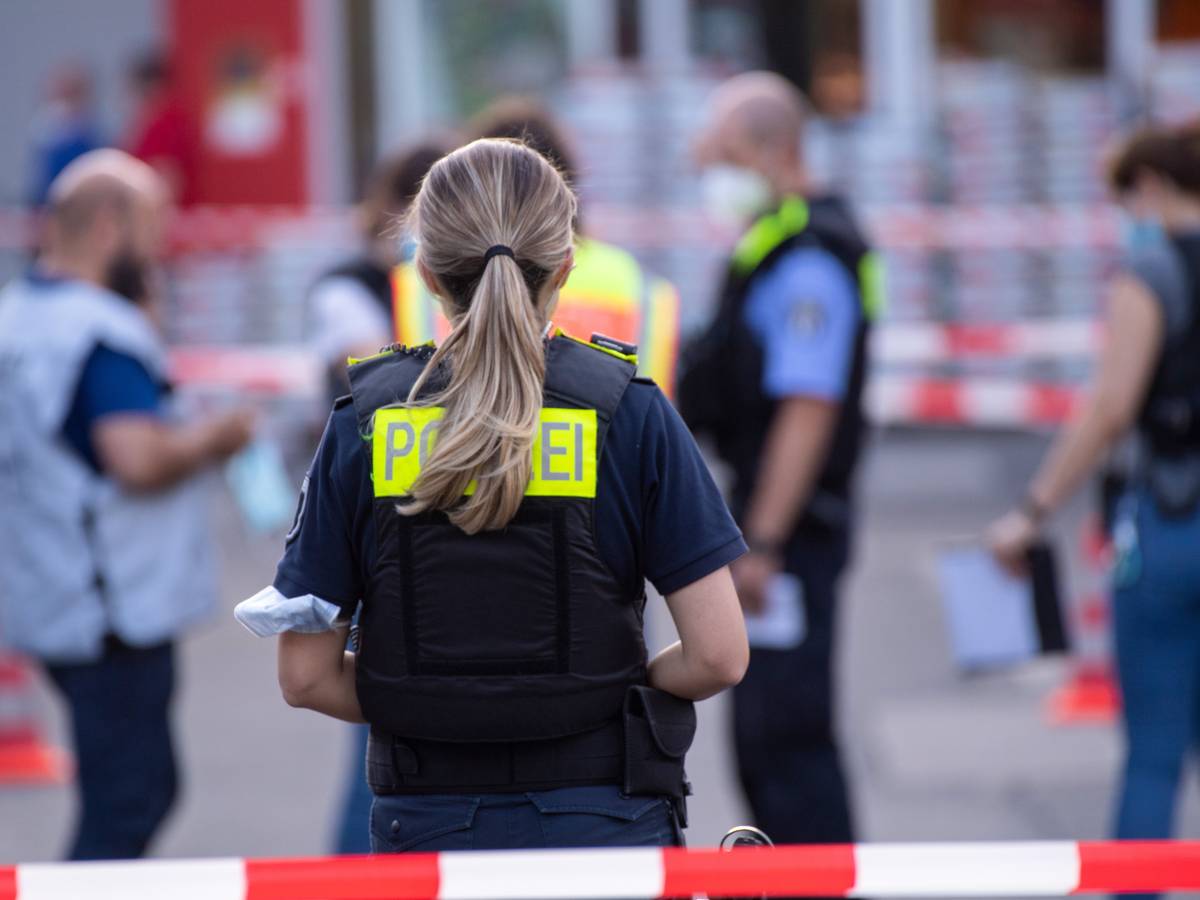 Polizisten auf dem Parkplatz eines Baumarkts.