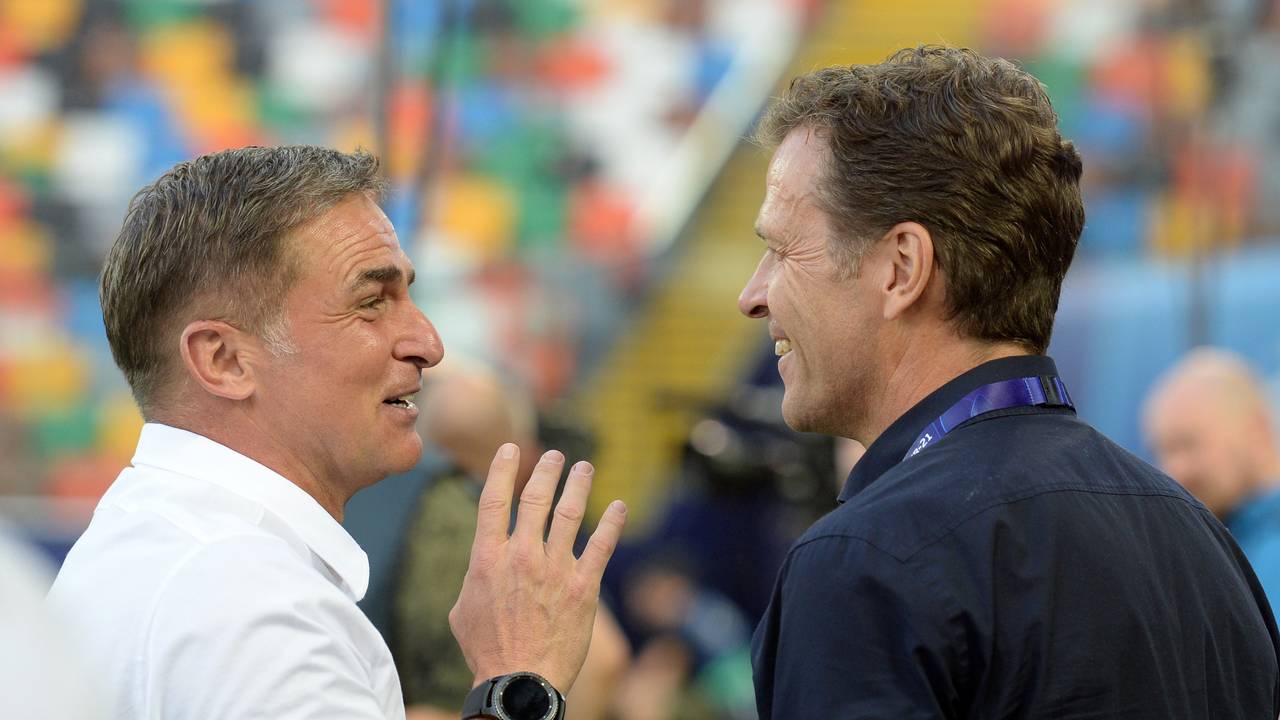 Stefan Kuntz und Oliver Bierhoff unterhalten sich