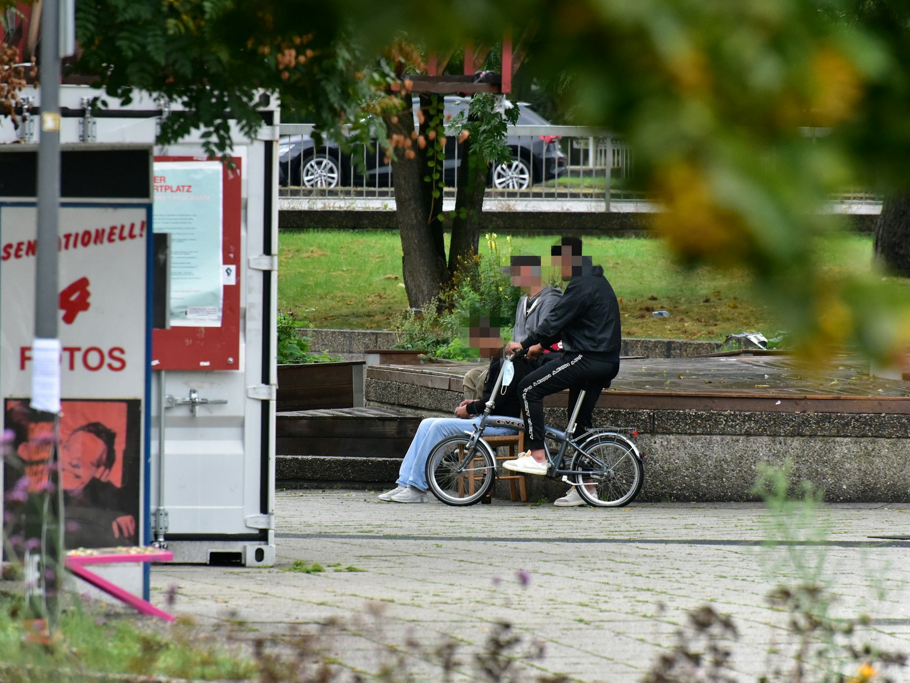Mutmaßliche Dealer auf einem Fahrrad am Ebertplatz