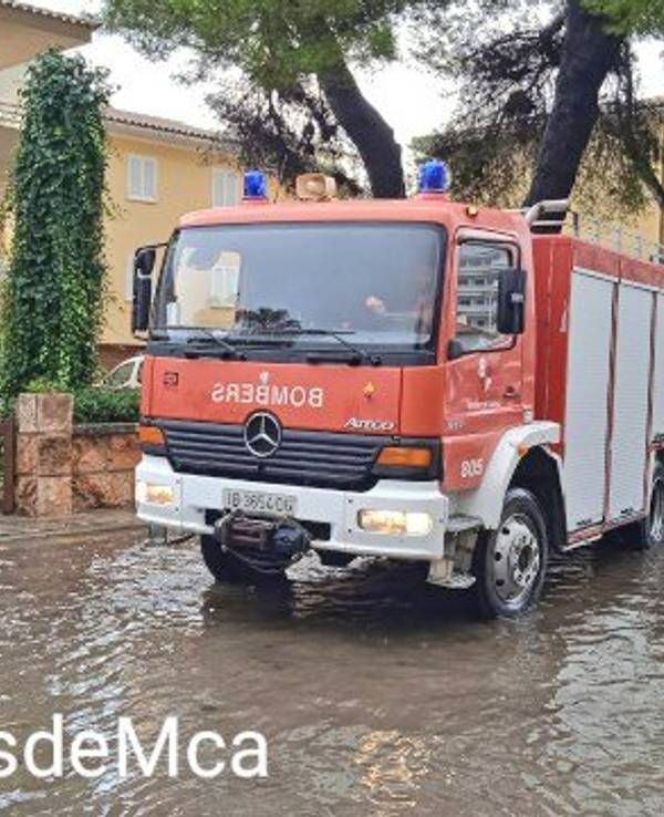 Starke Regenfälle führten auf Mallorca zu Überschwemmungen. Die Feuerwehr Mallorca rückte Dienstagvormittag vor allem zu Einsätzen in Port d'Alcúdia, Playa de Muro und Portocolom aus, wie sie via Twitter informierte.