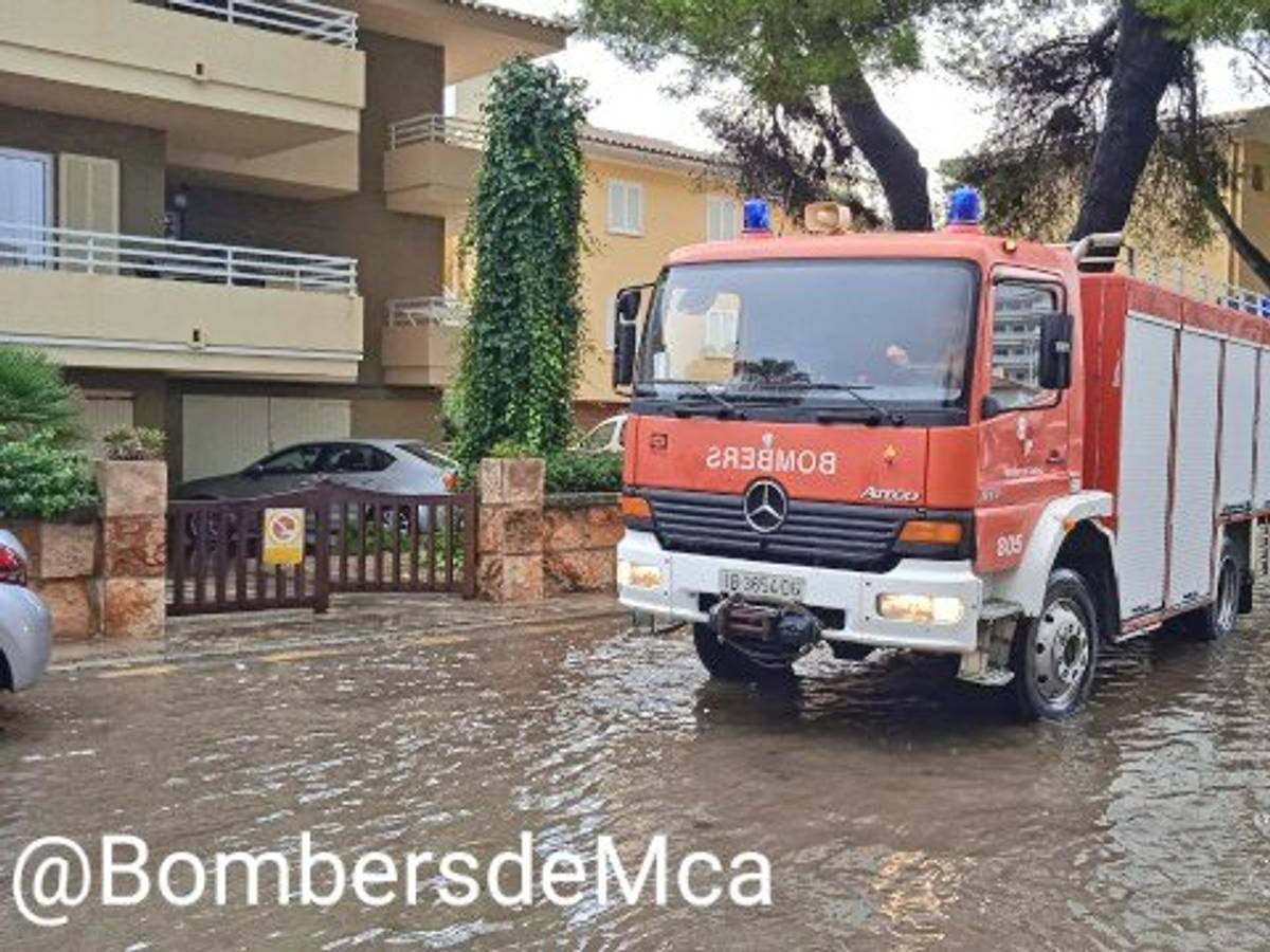 Starke Regenfälle führten auf Mallorca zu Überschwemmungen. Die Feuerwehr Mallorca rückte Dienstagvormittag vor allem zu Einsätzen in Port d'Alcúdia, Playa de Muro und Portocolom aus, wie sie via Twitter informierte.