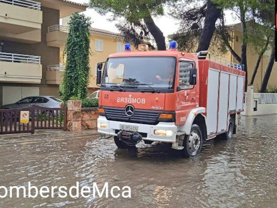 Starke Regenfälle führten auf Mallorca zu Überschwemmungen. Die Feuerwehr Mallorca rückte Dienstagvormittag vor allem zu Einsätzen in Port d'Alcúdia, Playa de Muro und Portocolom aus, wie sie via Twitter informierte.