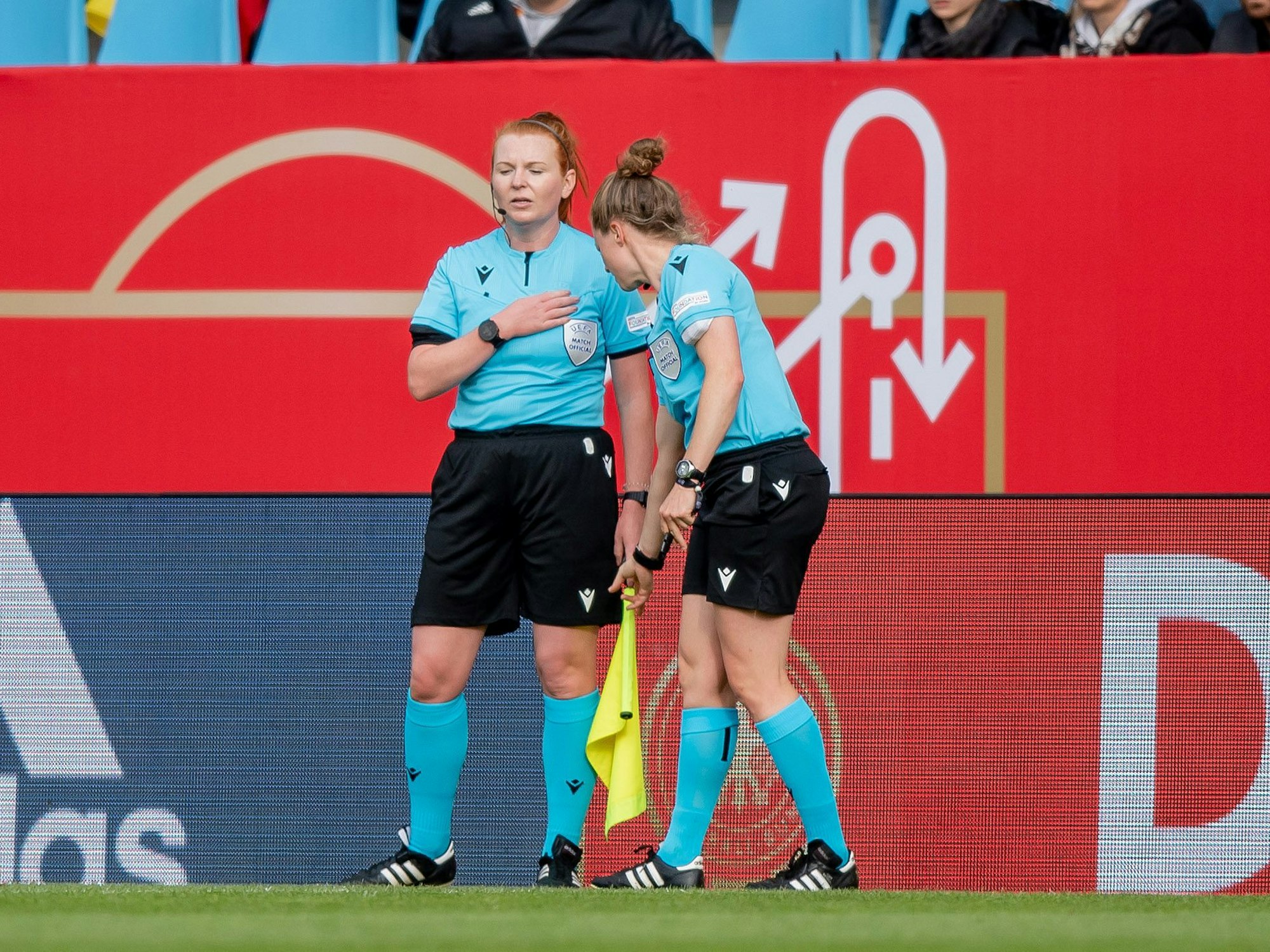 Schockmoment in Chemnitz: Beim Länderspiel brach Linienrichzterin Helen Edwards (l) zusammen. Kirsty Dowle unterbrach das Spiel.