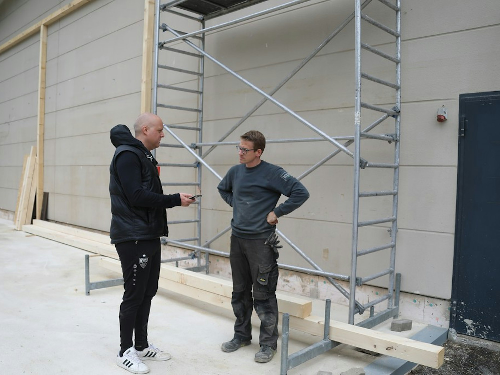 Interview in der neu aufgebauten Schreinerei: EXPRESS.de-Reporter Krücken und Schreiner Pierre Sebastian