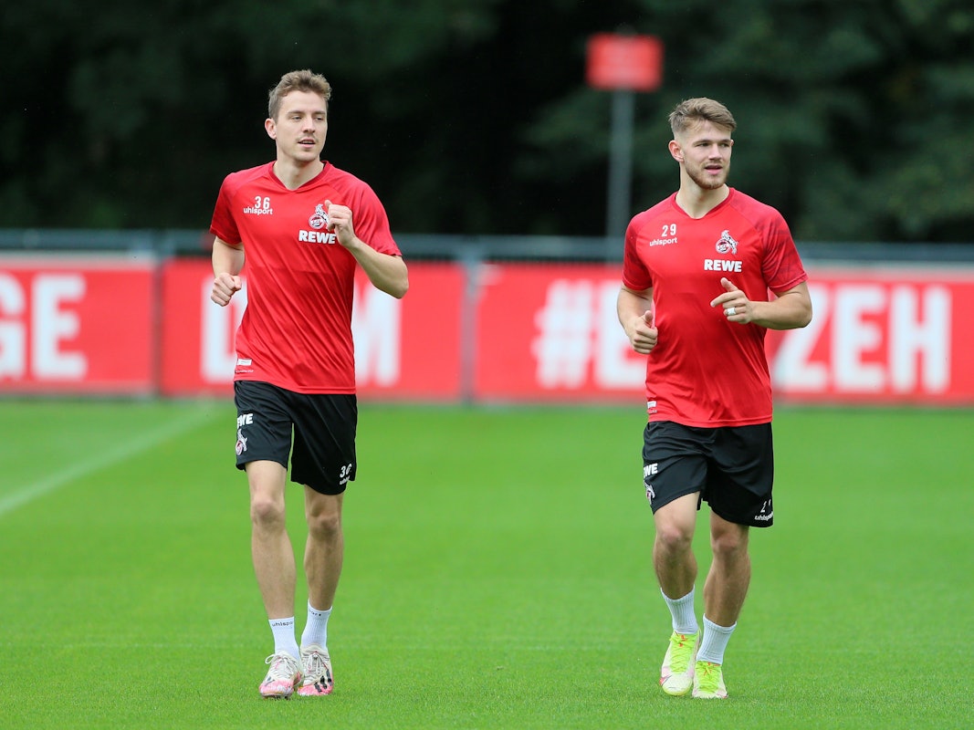 Niklas Hauptmann und Jan Thielmann joggen auf dem Platz