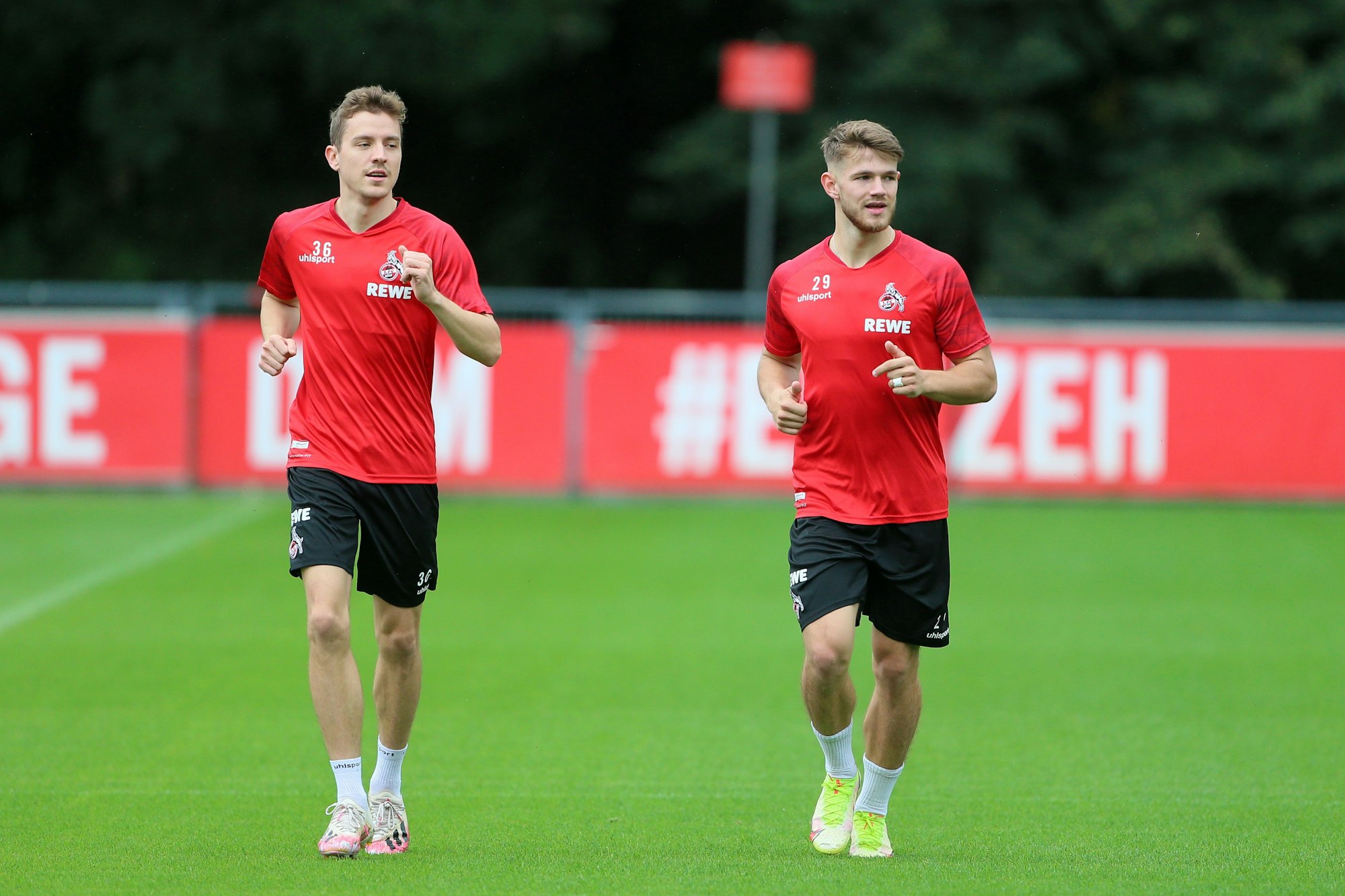Niklas Hauptmann und Jan Thielmann joggen auf dem Platz