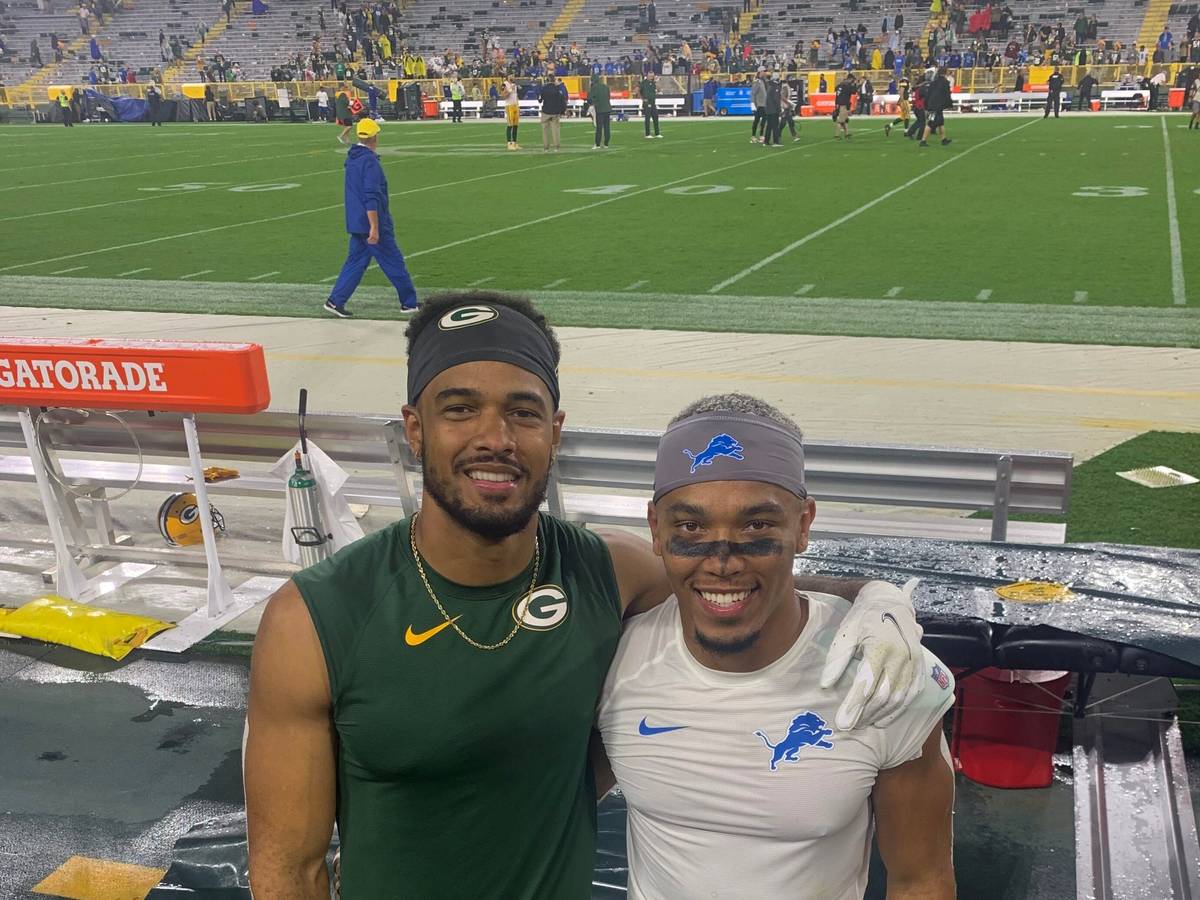 Die Brüder Equanimeous St. Brown und Amon-Ra St. Brown stehen nach dem NFL-Spiel der Green Bay Packers gegen die Detroit Lions am Spielfeldrand
