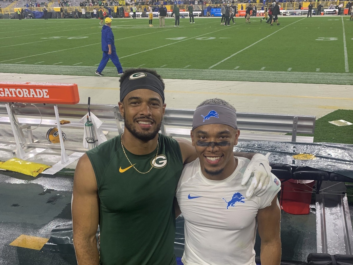 Die Brüder Equanimeous St. Brown und Amon-Ra St. Brown stehen nach dem NFL-Spiel der Green Bay Packers gegen die Detroit Lions am Spielfeldrand