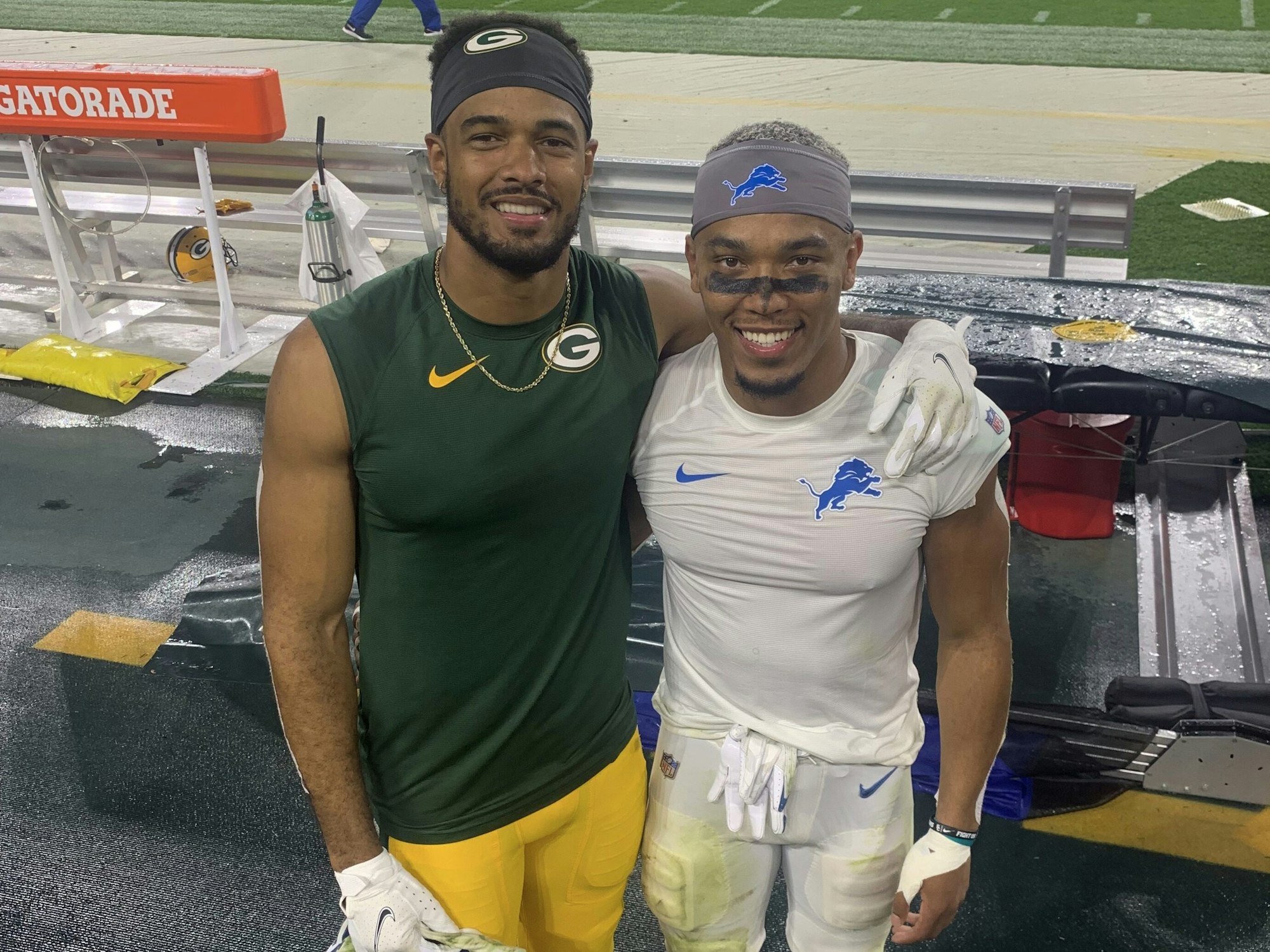 Die Brüder Equanimeous St. Brown und Amon-Ra St. Brown stehen nach dem NFL-Spiel der Green Bay Packers gegen die Detroit Lions am Spielfeldrand
