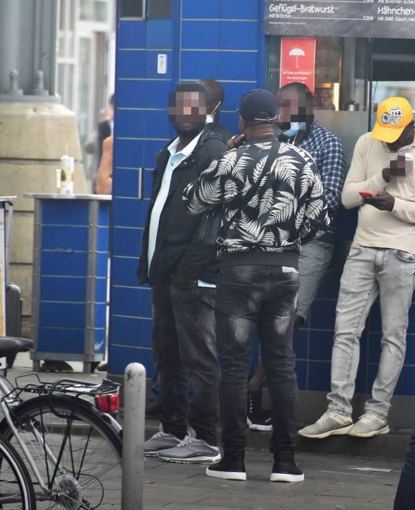 Mutmaßliche Dealer stehen an einer Imbissbude
