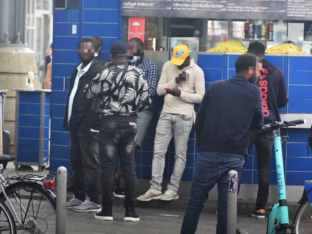 Mutmaßliche Dealer stehen an einer Imbissbude