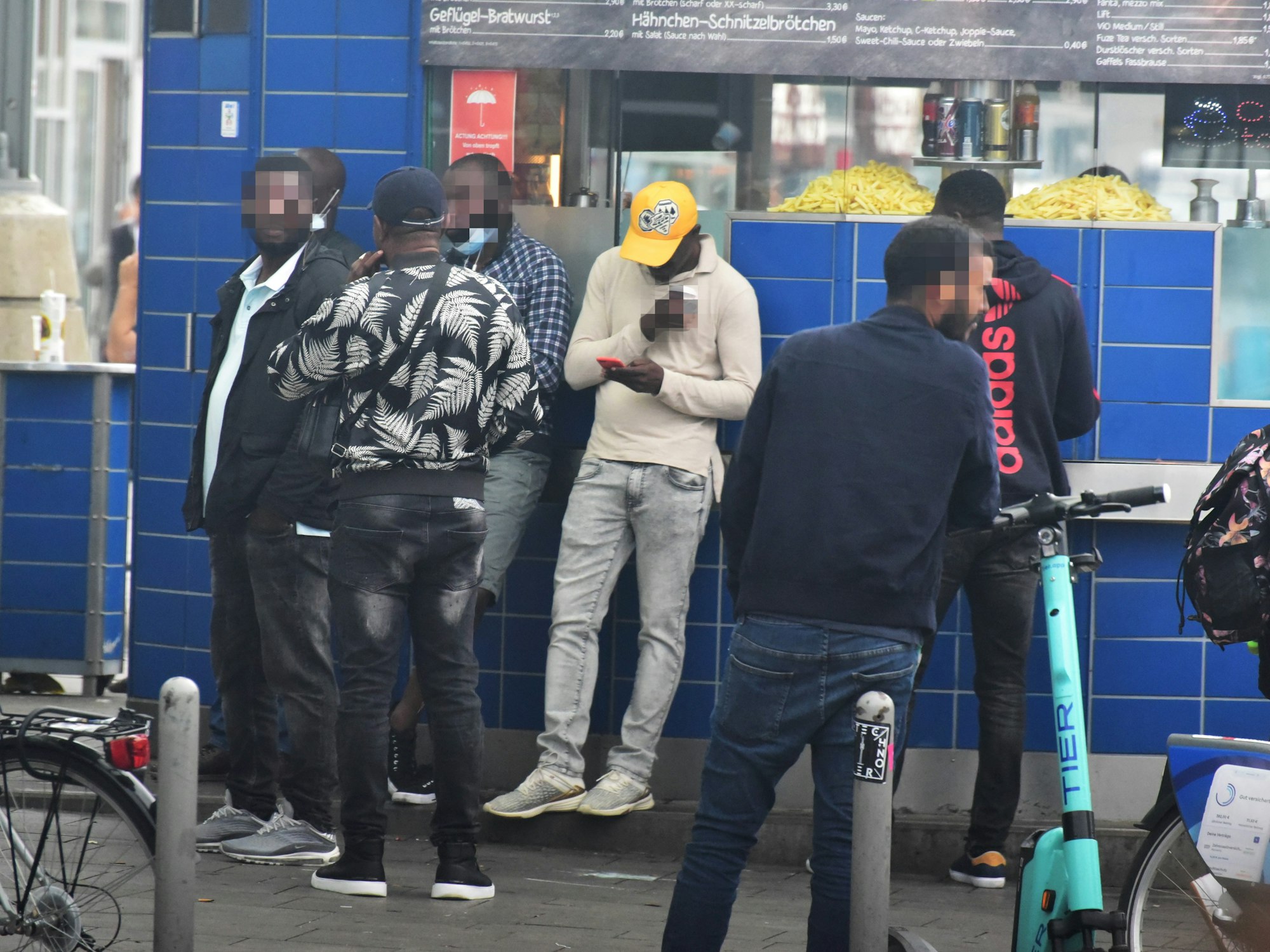 Mutmaßliche Dealer stehen an einer Imbissbude
