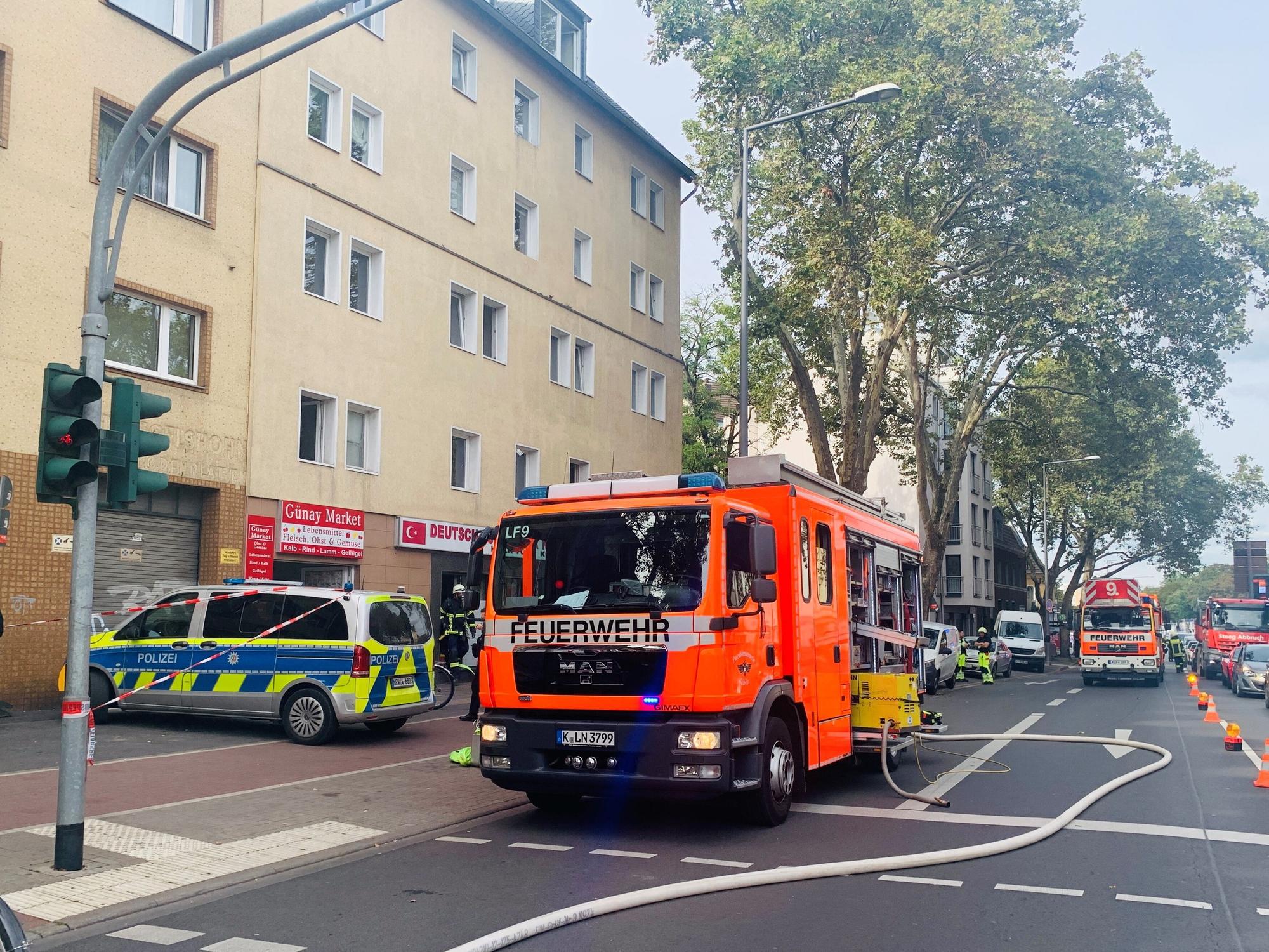 Feuerwehrfahrzeuge stehen vor einem Gebäude.