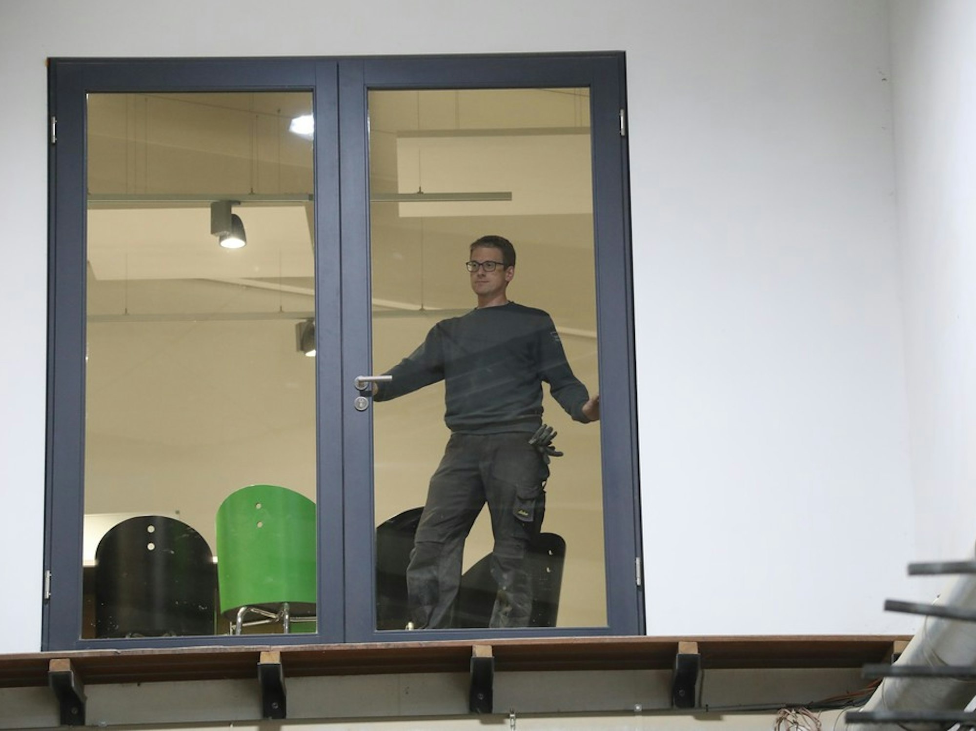 Pierre Sebastian hinter der Glasscheibe im 1. Stock in der Schreinerei Rönnefarth in Dernau.