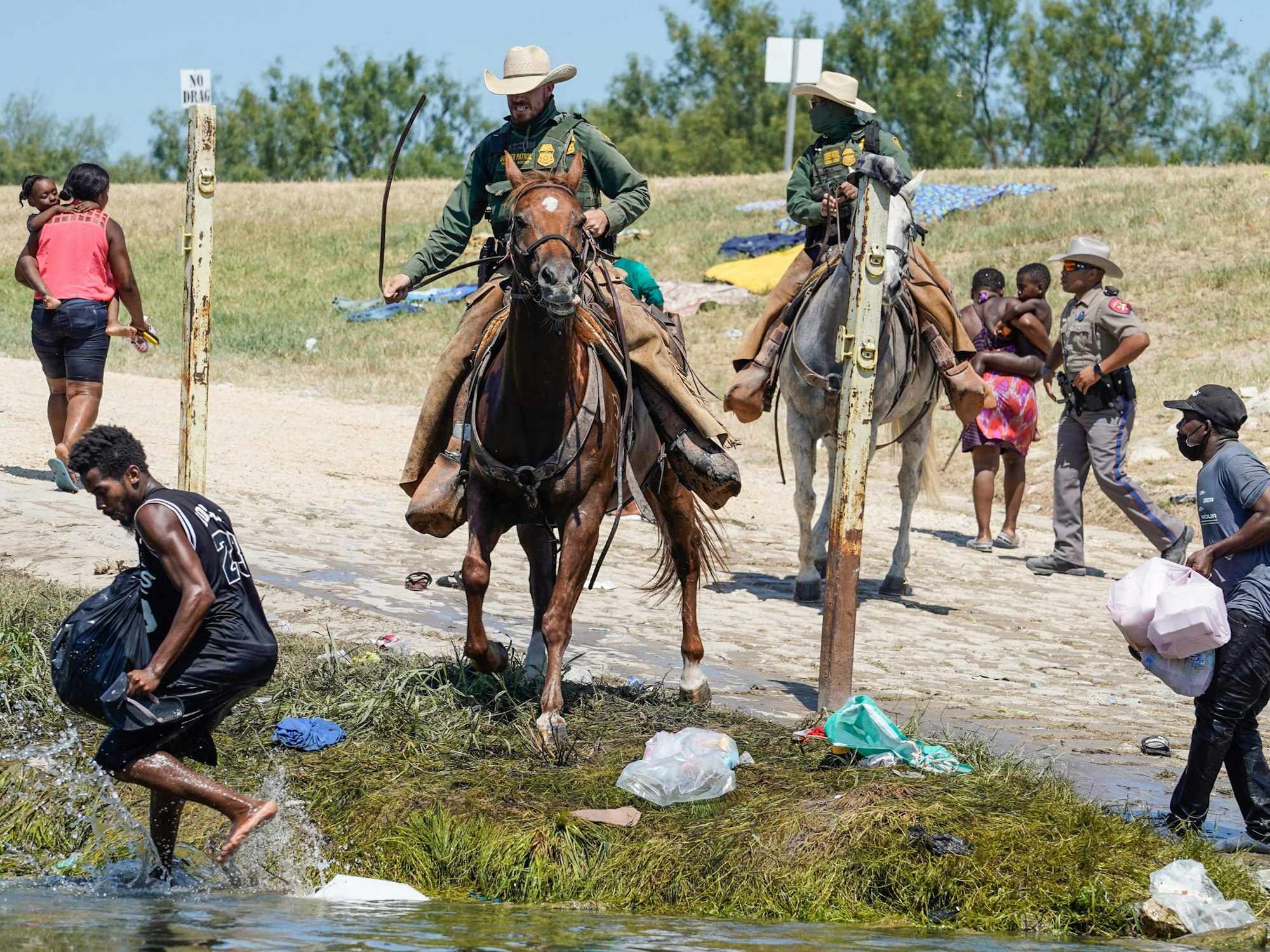 Grenzschützer am Rio Grande (19. September 2021) schwingen drohend ihre langen Zügel. Das Foto machte der AFP-Fotograf Paul Ratje.