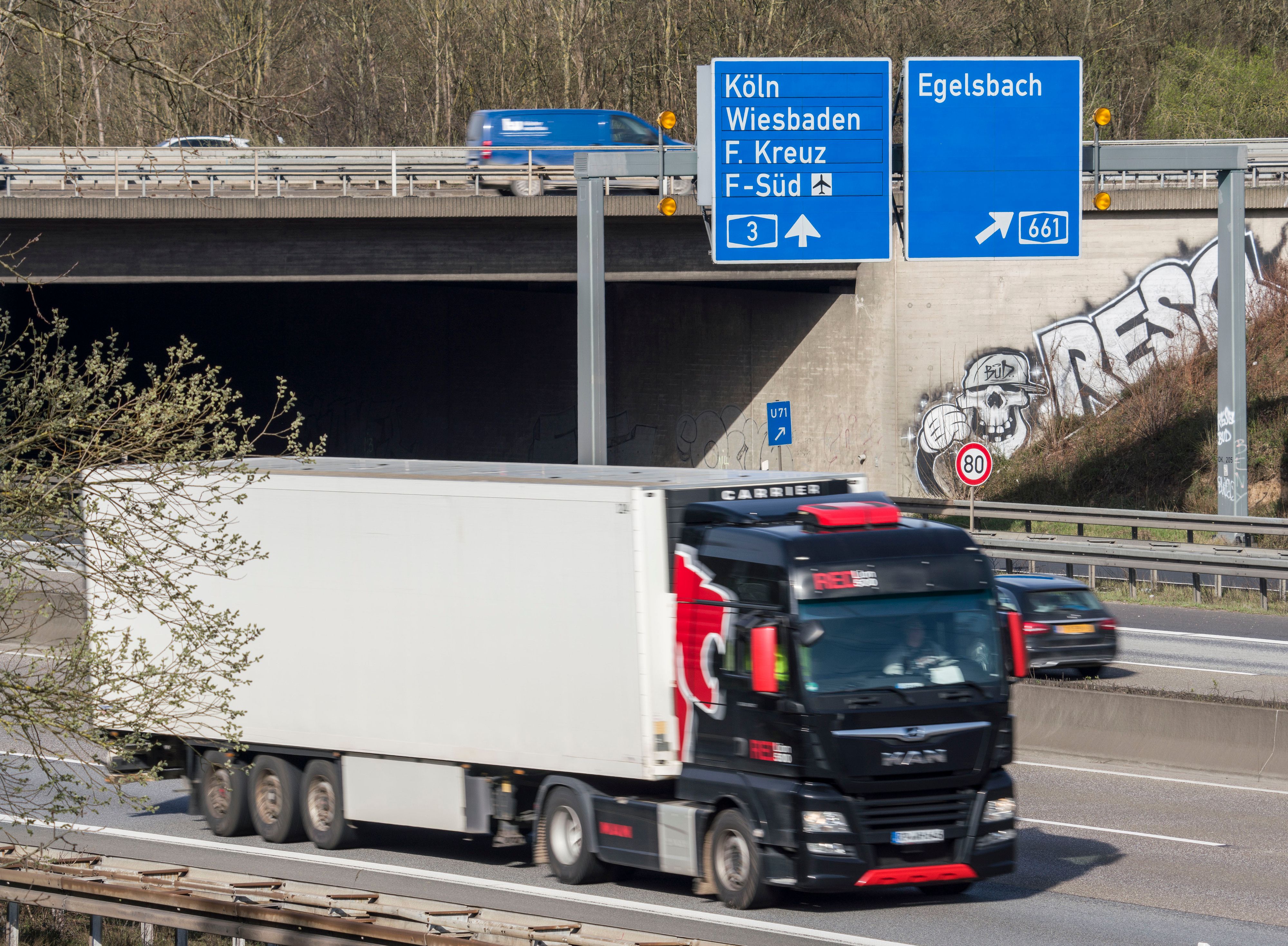 Die Autobahn A3 (15. März 2020) am Offenbacher Kreuz. In Höhe Limburg wurde ein betrunkener Raser von der Polizei gestoppt. Der Mann war mit 220 km/h unterwegs – zudem wurden bei ihm drei Promille festgestellt.