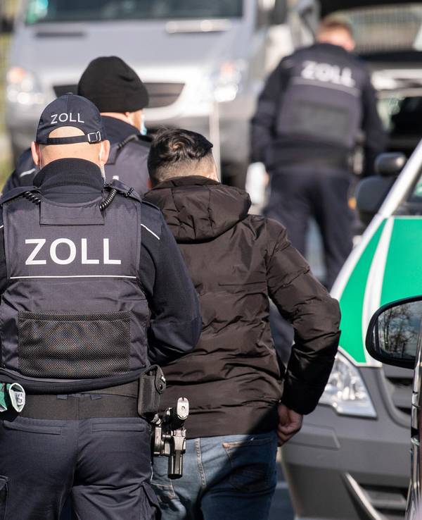 Mitarbeiter des Zolls bei einer Razzia