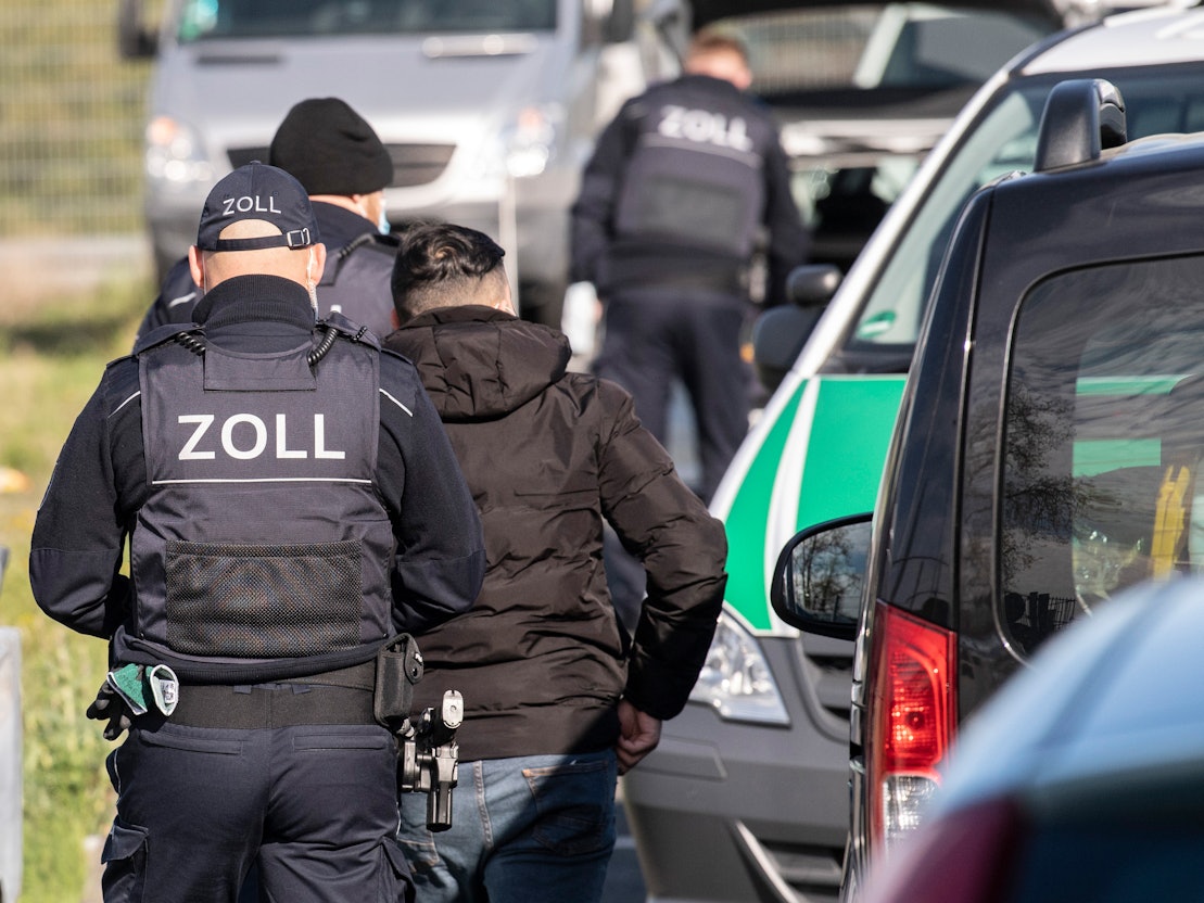 Mitarbeiter des Zolls gehen zu einer Razzia.
