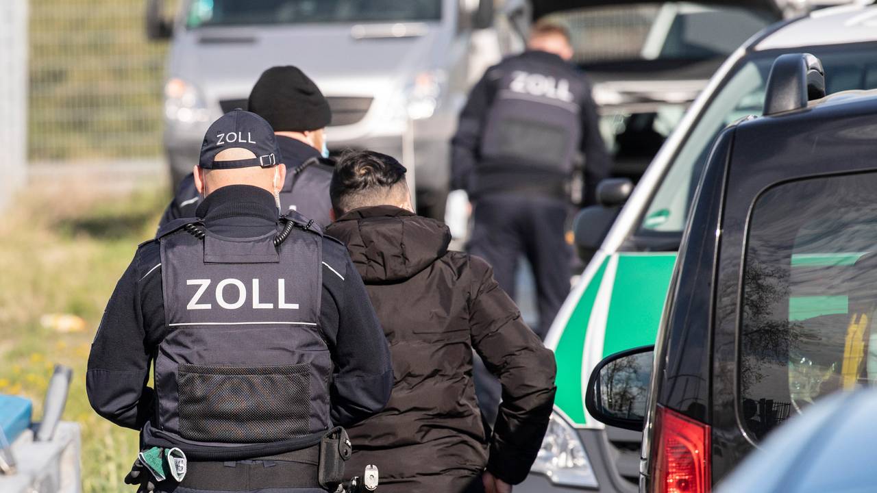 Mitarbeiter des Zolls bei einer Razzia