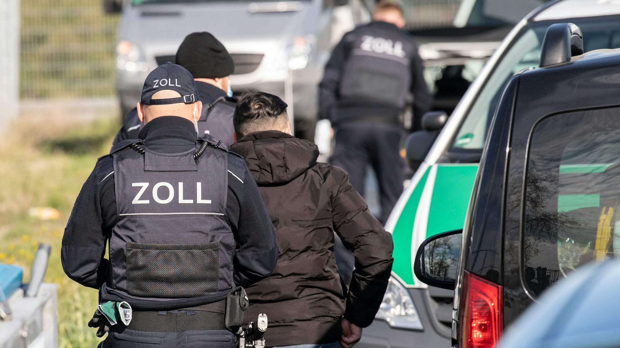 Mitarbeiter des Zolls bei einer Razzia