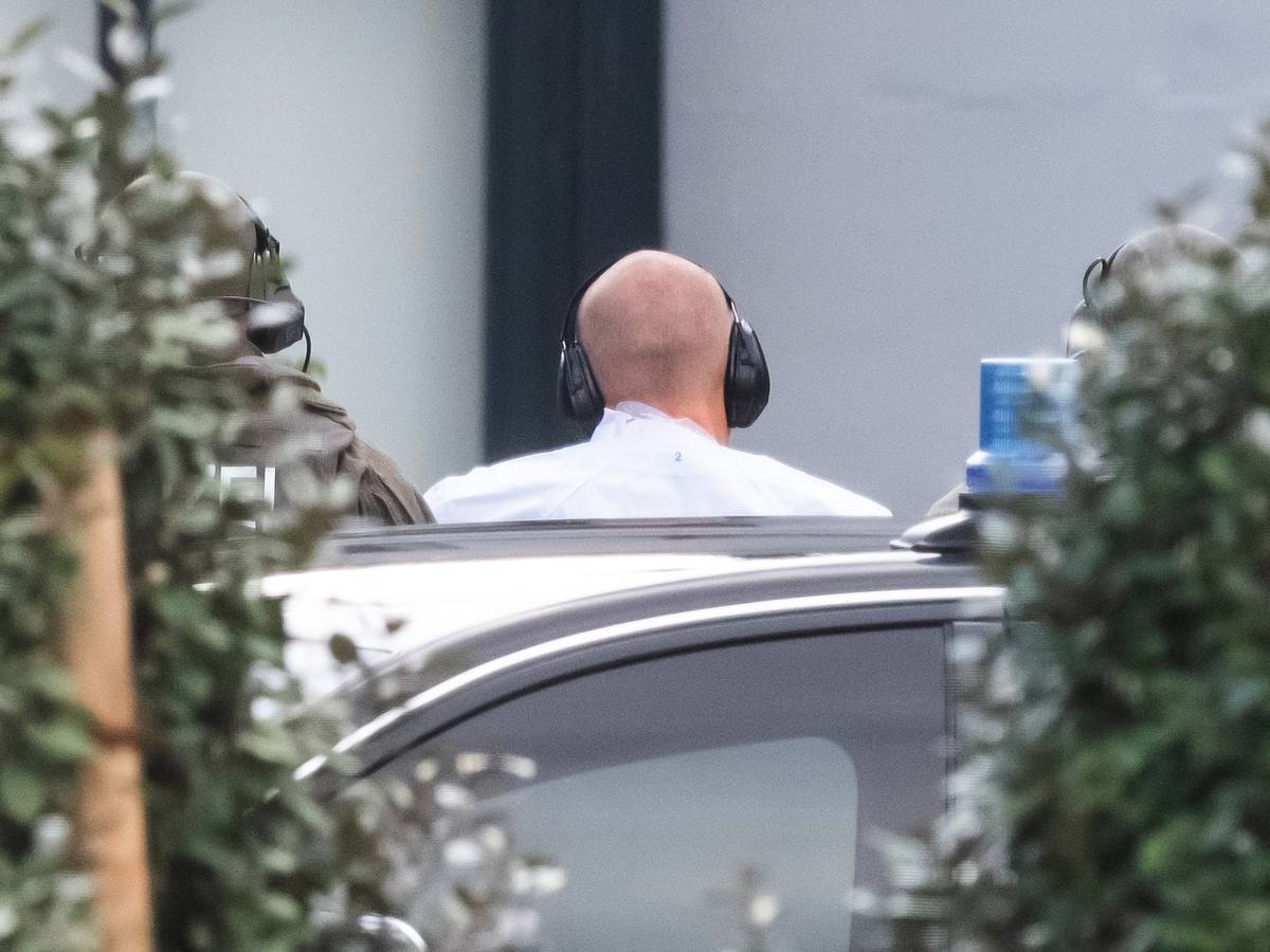 Der Halle-Attentäter Stephan B. wird im Oktober 2019 zur Außenstelle des Bundesgerichtshofs gebracht, er hat einen Ohrschutz auf und ist von hinten zu sehen.