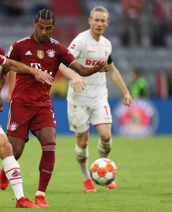 Jonas Hector im Zweikampf mit Serge Gnabry