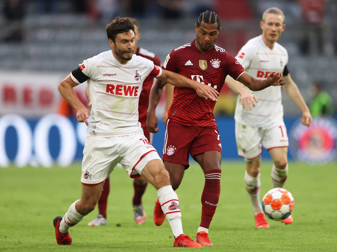 Jonas Hector im Zweikampf mit Serge Gnabry