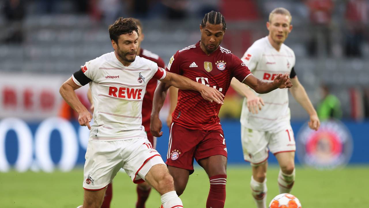 Jonas Hector im Zweikampf mit Serge Gnabry