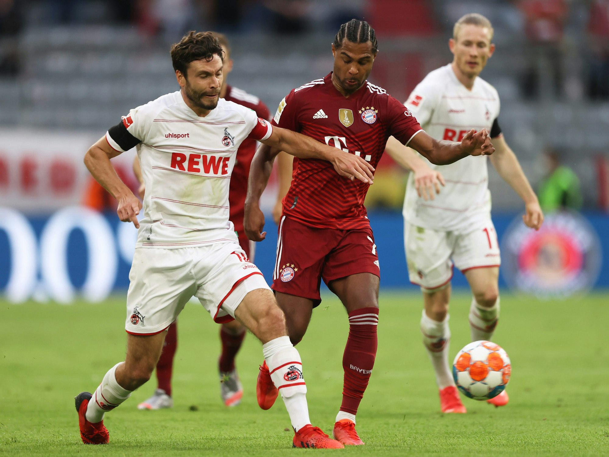 Jonas Hector im Zweikampf mit Serge Gnabry