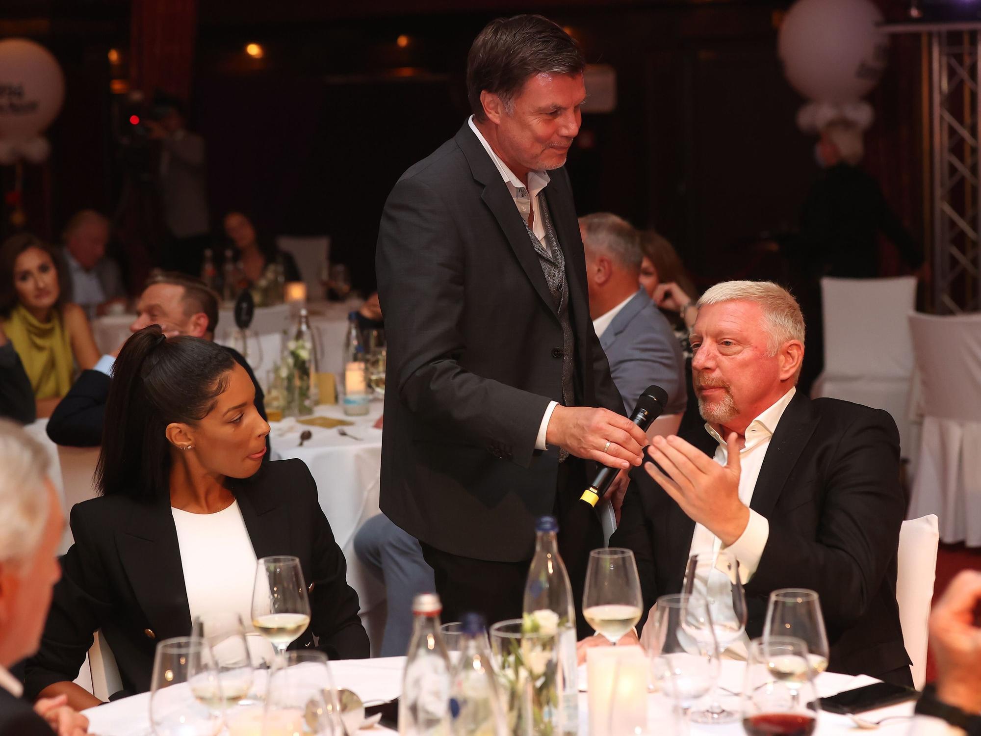 Thomas Helmer interviewt Boris Becker beim Treffen der Europameister von 1996.