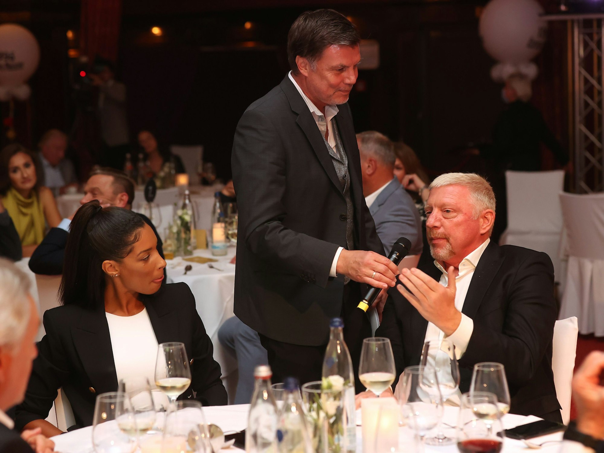 Thomas Helmer interviewt Boris Becker beim Treffen der Europameister von 1996.